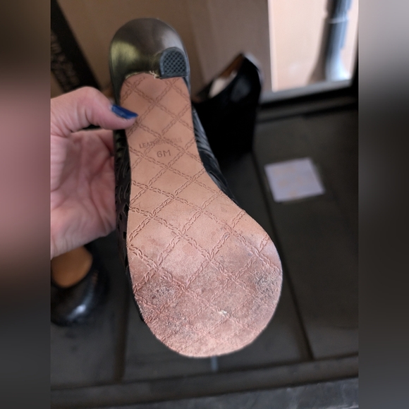 L.A.M.B leather Slingback Heels - Picture 4 of 5